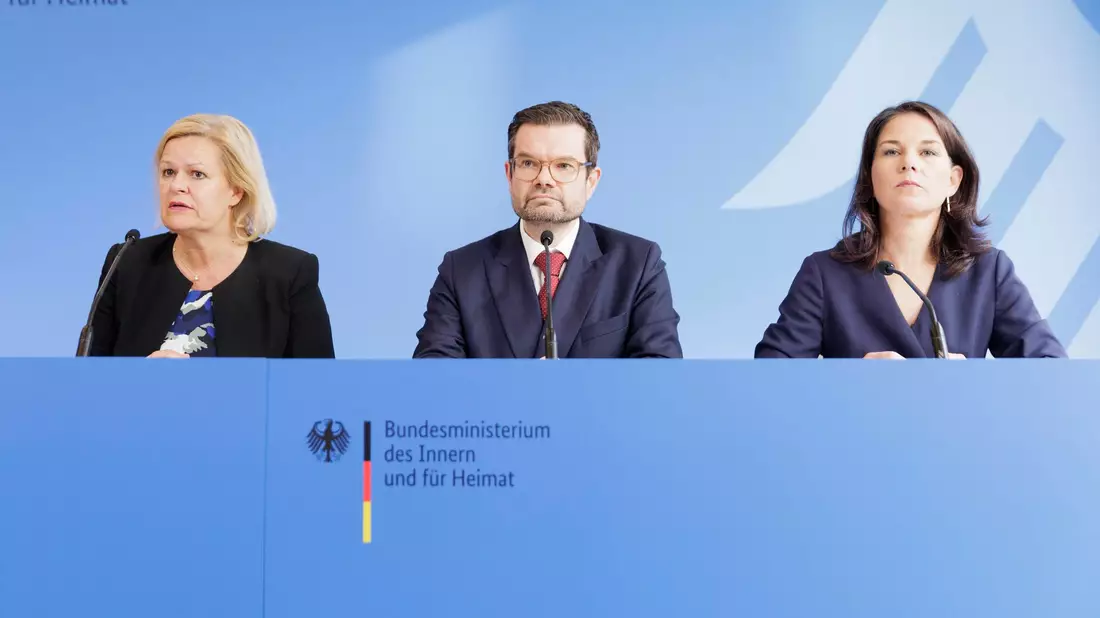 Faeser, Buschmann und Baerbock informierten nach dem Gespräch gemeinsam. - Bild: Carsten Koall/dpa