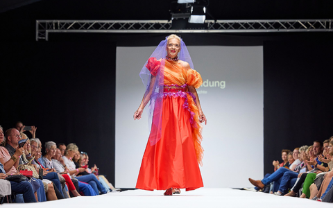 Die Designerinnen wollen mutigere Mode für ältere Semester. - Foto: Ludwig Schedl/Pensionist*innenklub Wien/dpa