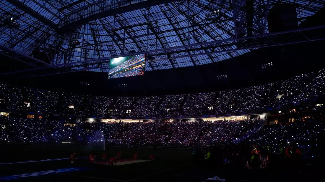 Das Dach in der Johan-Cruyff-Arena war geschlossen. - Bild: Peter Dejong/AP