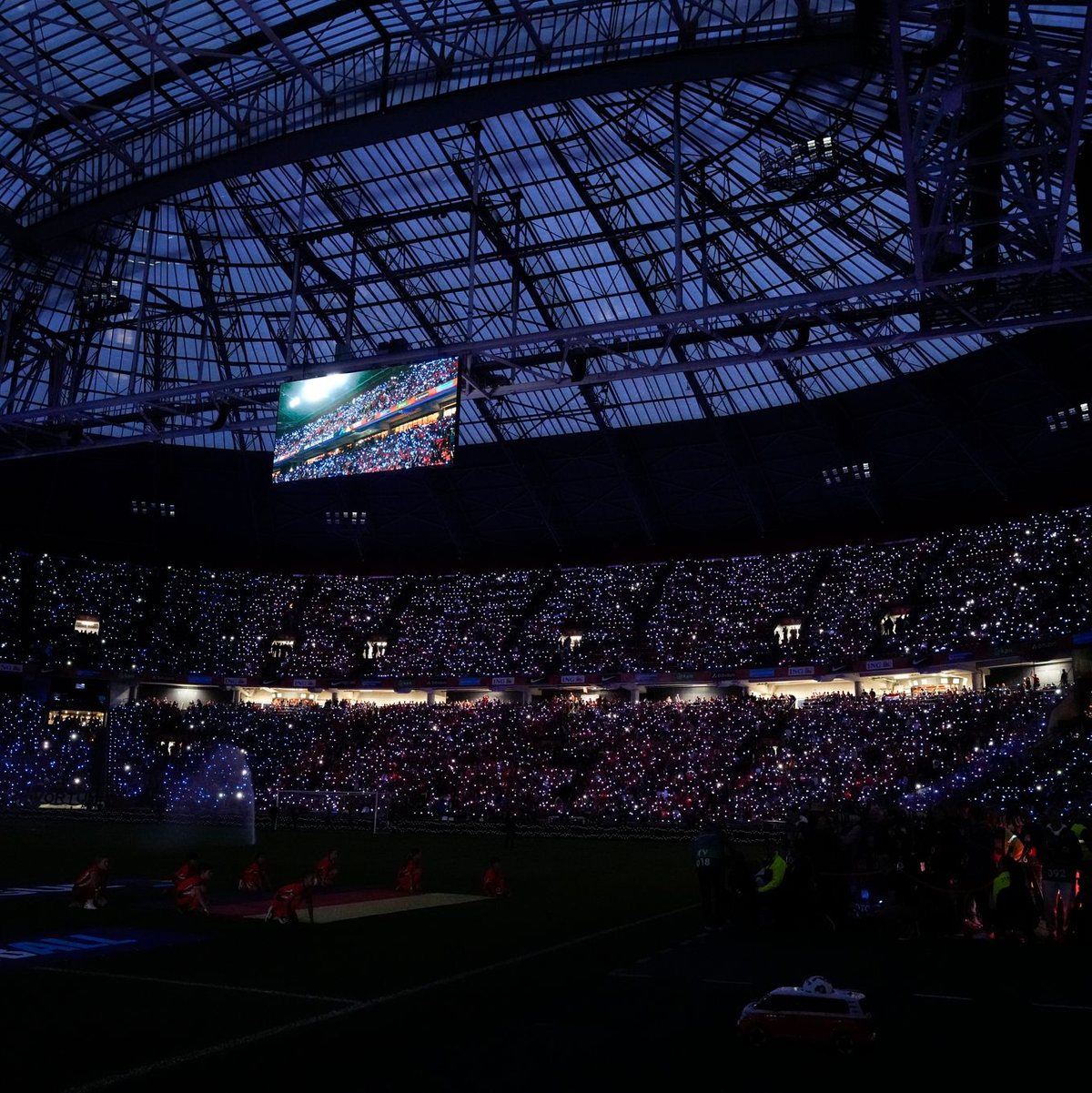 Das Dach in der Johan-Cruyff-Arena war geschlossen. - Foto: Peter Dejong/AP