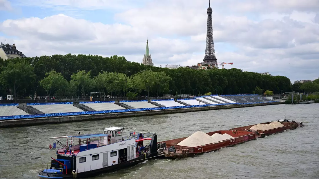 Keine Filmszene, sondern ein Foto aus dem Sommer während Olympia. Ein Schiff passiert Tribünen, im Hintergrund ist der Eiffelturm zu sehen. Im Netflix-Hit «Im Wasser der Seine» treibt dagegen ein Hai sein Unwesen im Pariser Gewässer. (Archivbild) - Bild: Sina Schuldt/dpa