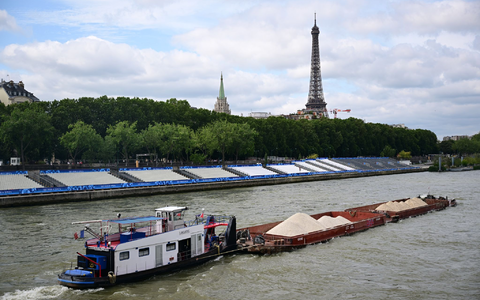 Keine Filmszene, sondern ein Foto aus dem Sommer während Olympia. Ein Schiff passiert Tribünen, im Hintergrund ist der Eiffelturm zu sehen. Im Netflix-Hit «Im Wasser der Seine» treibt dagegen ein Hai sein Unwesen im Pariser Gewässer. (Archivbild) - Foto: Sina Schuldt/dpa
