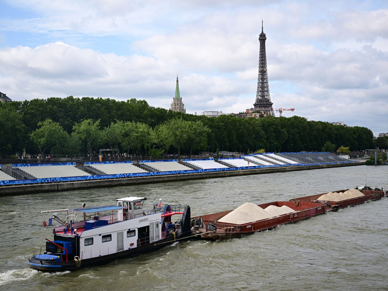 Keine Filmszene, sondern ein Foto aus dem Sommer während Olympia. Ein Schiff passiert Tribünen, im Hintergrund ist der Eiffelturm zu sehen. Im Netflix-Hit «Im Wasser der Seine» treibt dagegen ein Hai sein Unwesen im Pariser Gewässer. (Archivbild) - Foto: Sina Schuldt/dpa