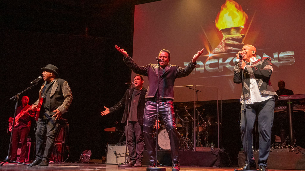 Als The Jackson Five wurden die Brüder berühmt, darunter auch Michael, der spätere King of Pop. Nun sind sie nur noch zu dritt und gaben als The Jacksons ihr einziges Deutschlandkonzert in München. - Foto: Peter Kneffel/dpa