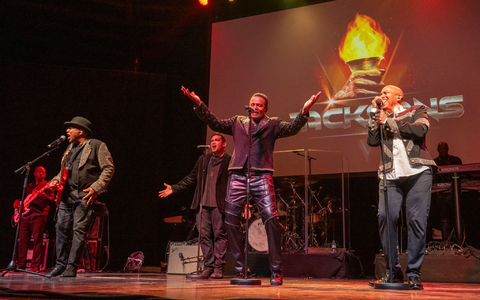 Als The Jackson Five wurden die Brüder berühmt, darunter auch Michael, der spätere King of Pop. Nun sind sie nur noch zu dritt und gaben als The Jacksons ihr einziges Deutschlandkonzert in München. - Foto: Peter Kneffel/dpa