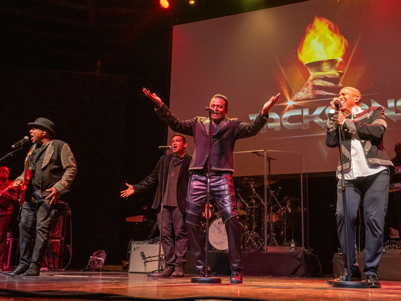 Als The Jackson Five wurden die Brüder berühmt, darunter auch Michael, der spätere King of Pop. Nun sind sie nur noch zu dritt und gaben als The Jacksons ihr einziges Deutschlandkonzert in München. - Foto: Peter Kneffel/dpa