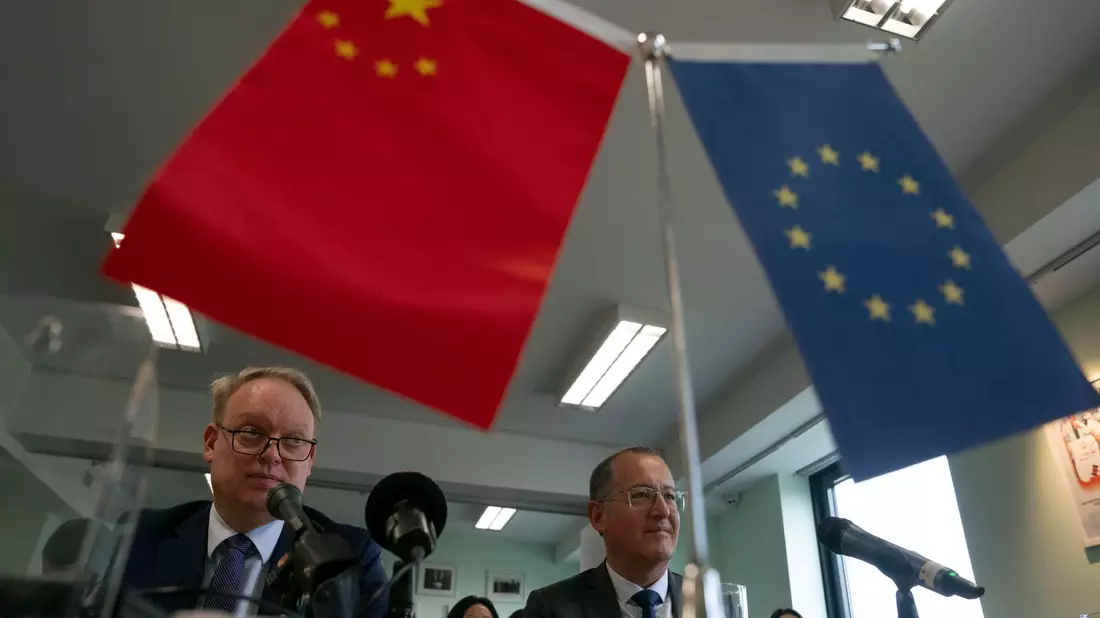 Die EU-Handelskammer in China fordert von Peking, Reformen tatsächlich umzusetzen statt diese nur zuzusagen. (Archivbild) - Bild: Ng Han Guan/AP/dpa