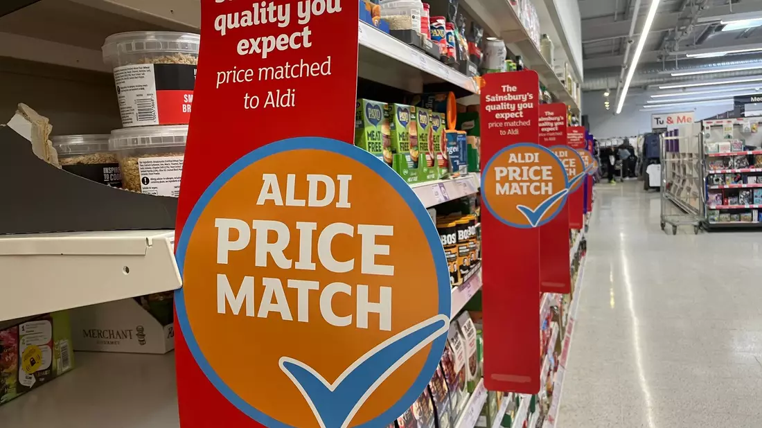 Die herkömmlichen britischen Supermärkte versuchen dem Discounter mit Niedrigpreis-Kampagnen entgegenzutreten. (Archivbild) - Bild: Christoph Meyer/dpa