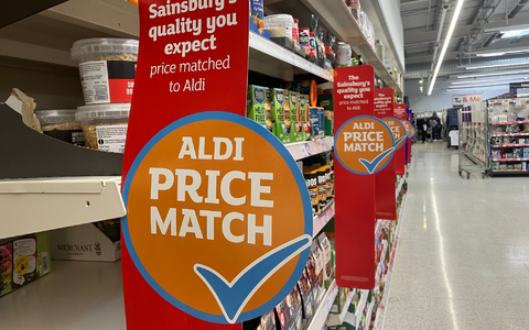 Die herkömmlichen britischen Supermärkte versuchen dem Discounter mit Niedrigpreis-Kampagnen entgegenzutreten. (Archivbild) - Foto: Christoph Meyer/dpa