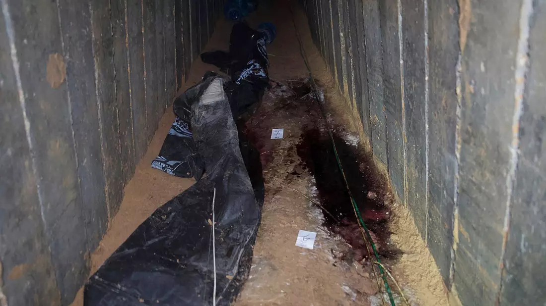«Sie waren hier, über Wochen und Monate, in diesem Tunnel ohne Luft, in dem man nicht aufrecht stehen kann», sagte Hagari. - Bild: Uncredited/Israel Defense Forces/AP/dpa