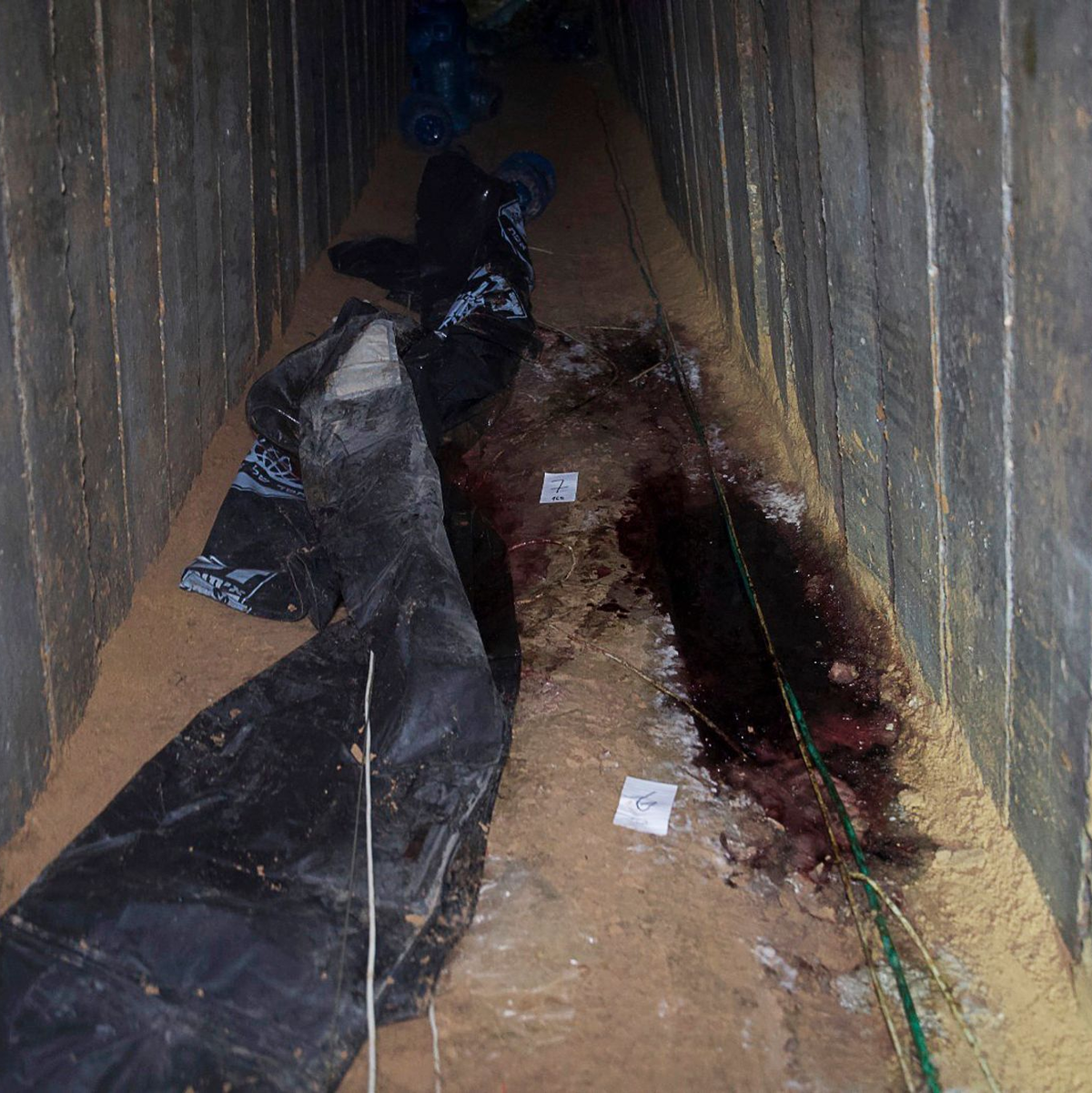 «Sie waren hier, über Wochen und Monate, in diesem Tunnel ohne Luft, in dem man nicht aufrecht stehen kann», sagte Hagari. - Foto: Uncredited/Israel Defense Forces/AP/dpa