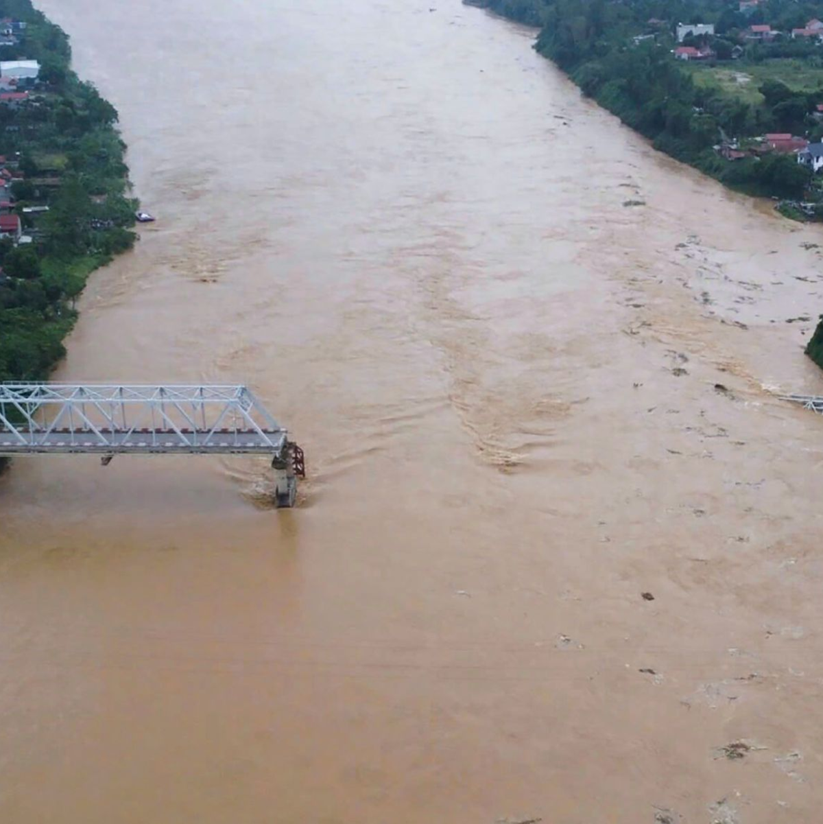 Nördlich von Hanoi stürzte am Montag eine vielbefahrene Brücke in den Roten Fluss - noch immer gibt es acht Vermisste. - Foto: Bui Van Lanh/VNA/AP/dpa