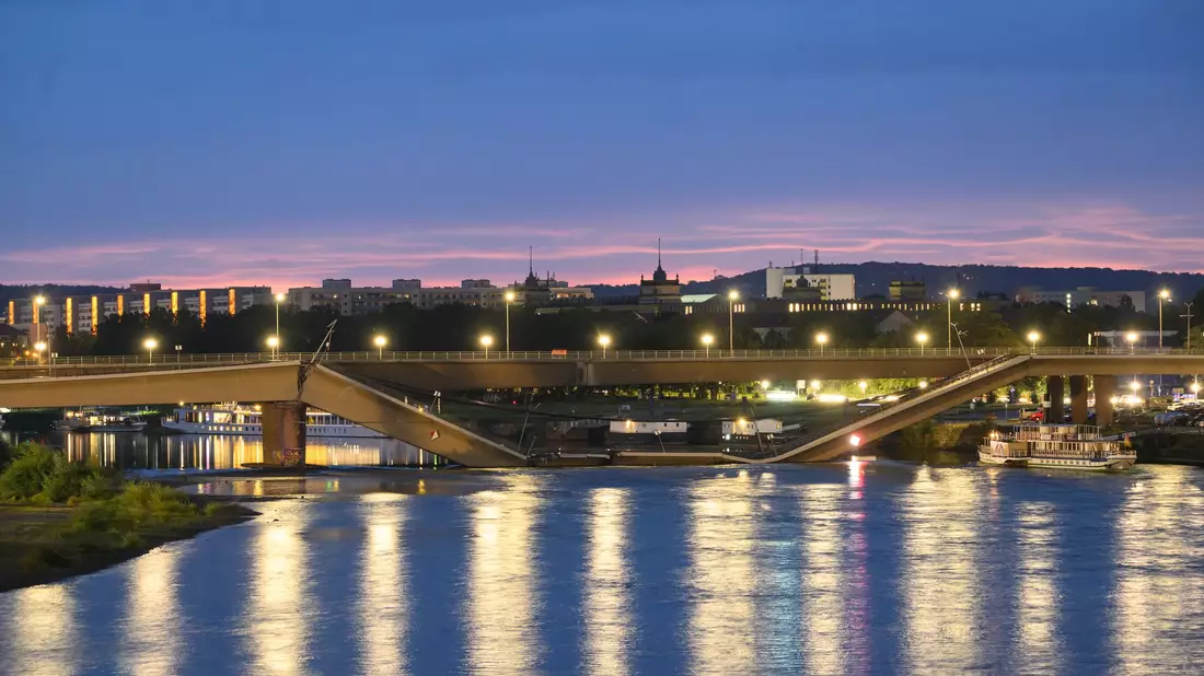 Teile der Carolabrücke in Dresden sind eingestürzt.  - Bild: Robert Michael/dpa
