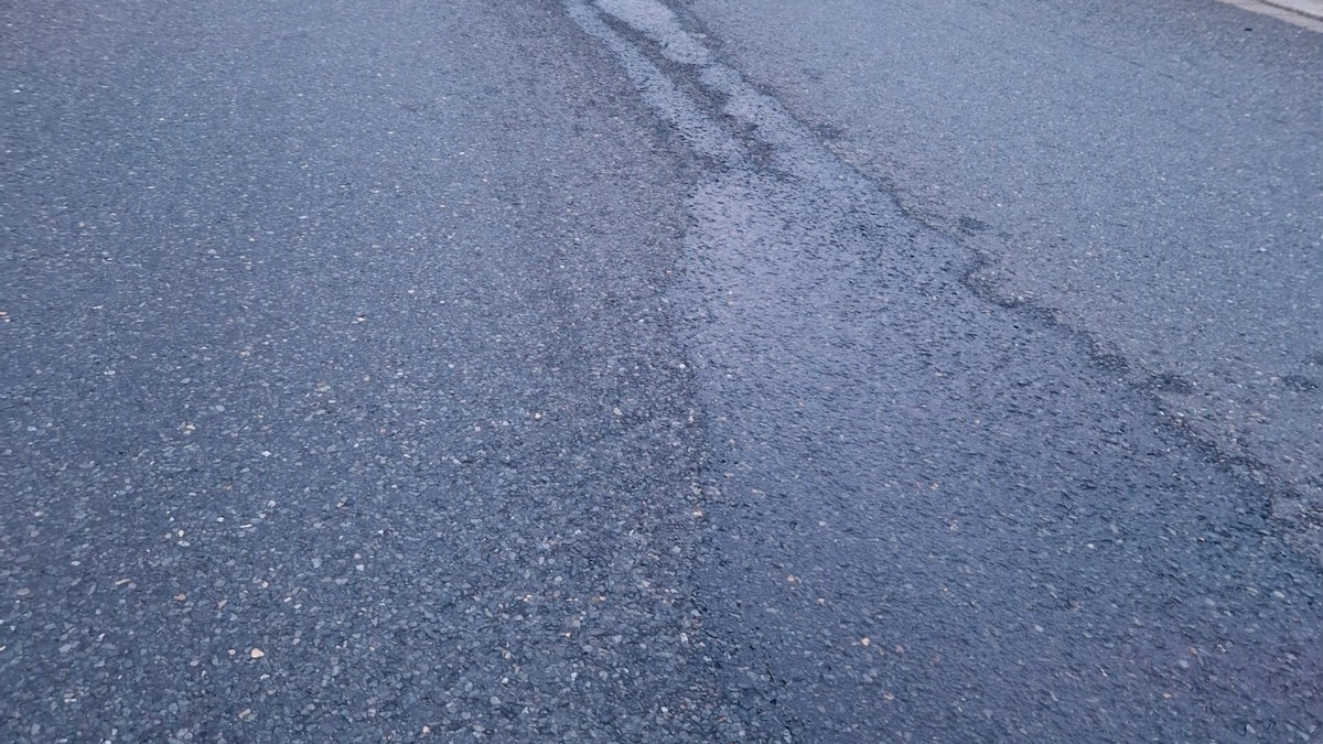 FW Ense: Dieselspur zieht sich über 16 Kilometer / Feuerwehr auf der B 516 in Ense im Einsatz - Foto: presseportal.de