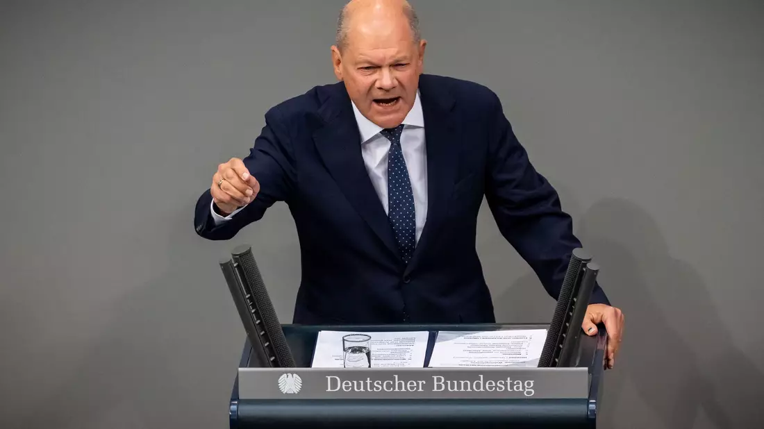 Bundeskanzler Oaf Scholz (SPD) grenzt sich in seiner Rede bei der Generaldebatte stark von der AfD ab.  - Bild: Michael Kappeler/dpa