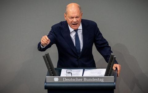 Bundeskanzler Oaf Scholz (SPD) grenzt sich in seiner Rede bei der Generaldebatte stark von der AfD ab.  - Foto: Michael Kappeler/dpa