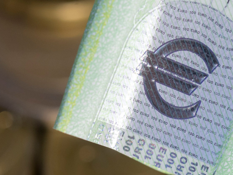 Sparer bekommen immer weniger Zinsen auf Festgeld - Banken rechnen mit Leitzinssenkungen der EZB (Archivfoto) - Foto: Hendrik Schmidt/dpa