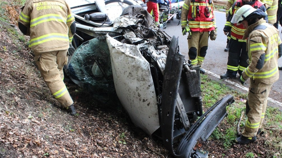 POL-RBK: Kürten - 21-Jähriger kollidiert mit einem Baum und verletzt sich schwer - Foto: presseportal.de