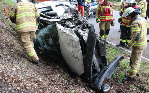 POL-RBK: Kürten - 21-Jähriger kollidiert mit einem Baum und verletzt sich schwer - Foto: presseportal.de POL-RBK: Kürten - 21-Jähriger kollidiert mit einem Baum und verletzt sich schwer - Foto: presseportal.de