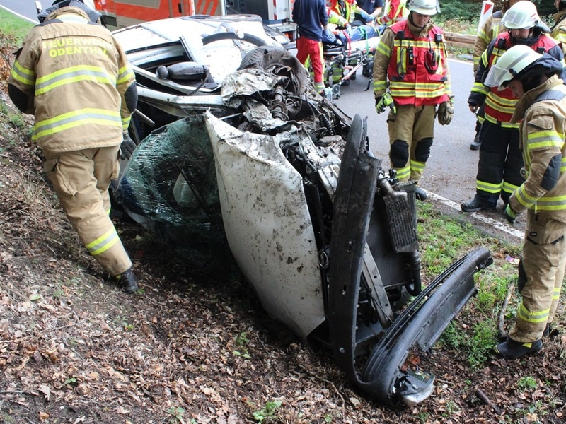 POL-RBK: Kürten - 21-Jähriger kollidiert mit einem Baum und verletzt sich schwer - Foto: presseportal.de