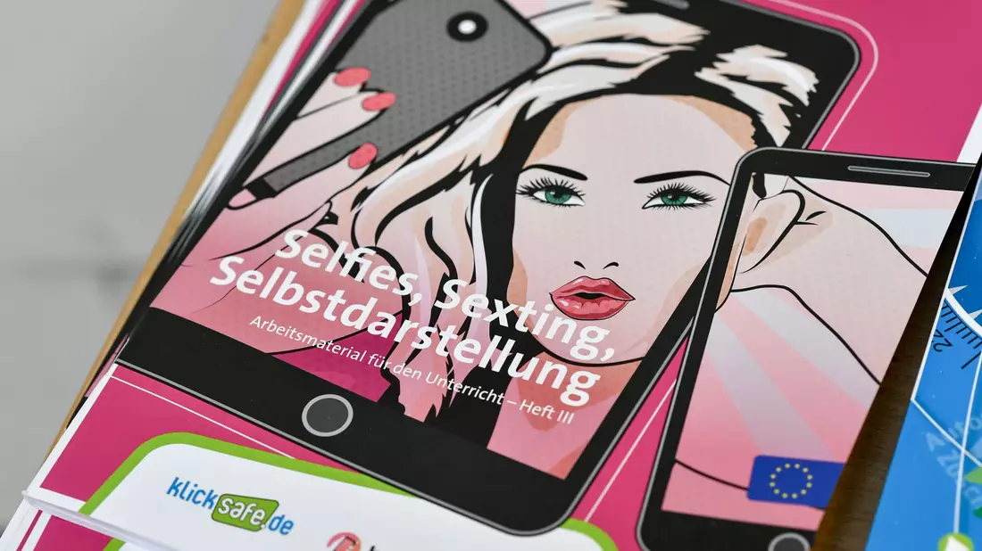 Befragung unter 11- bis 17-Jährigen: Viele haben Erfahrung mit Sexting und Pornos. (Archivbild) - Bild: Jens Kalaene/dpa-Zentralbild/dpa
