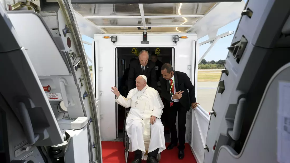 Papst Franziskus beim Einstiegen ins einzige größere Flugzeug von Aero Dili. - Bild: ---/Vatican Media/IPA/ZUMA Press/dpa