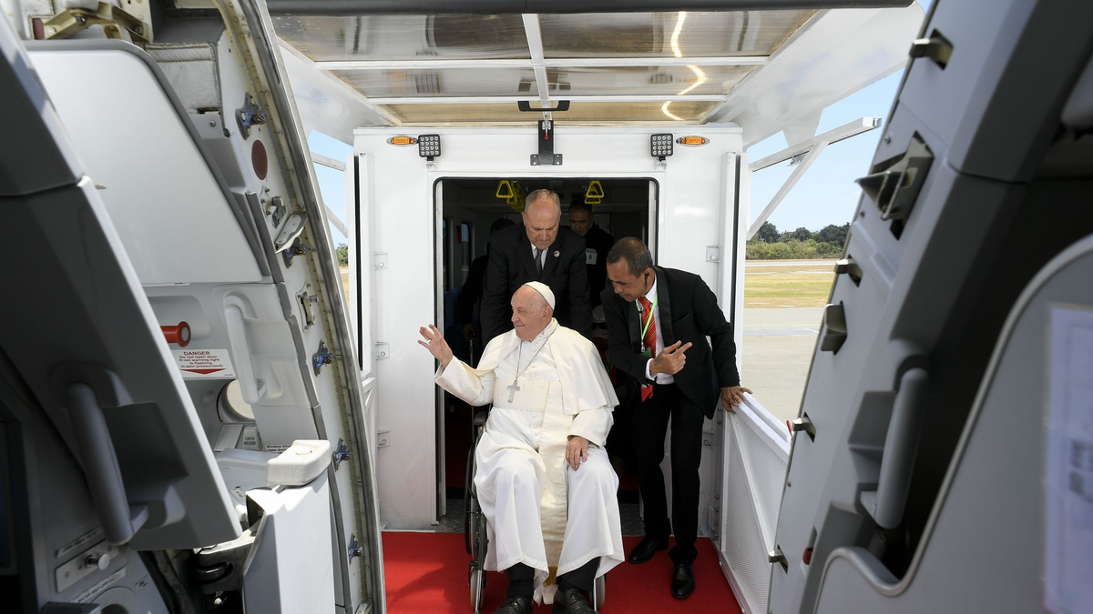 Papst Franziskus beim Einstiegen ins einzige größere Flugzeug von Aero Dili. - Foto: ---/Vatican Media/IPA/ZUMA Press/dpa
