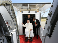 Papst Franziskus beim Einstiegen ins einzige größere Flugzeug von Aero Dili. - Foto: ---/Vatican Media/IPA/ZUMA Press/dpa