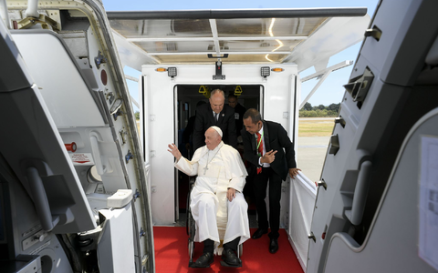Papst Franziskus beim Einstiegen ins einzige größere Flugzeug von Aero Dili. - Foto: ---/Vatican Media/IPA/ZUMA Press/dpa