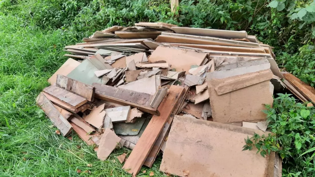 POL-SE: Pinneberg - Unzulässige Ablagerung von Dämm- und Trockenbauplatten - Zeugen gesucht - Bild: presseportal.de