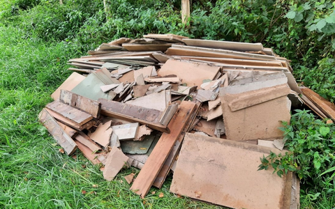 POL-SE: Pinneberg - Unzulässige Ablagerung von Dämm- und Trockenbauplatten - Zeugen gesucht - Foto: presseportal.de