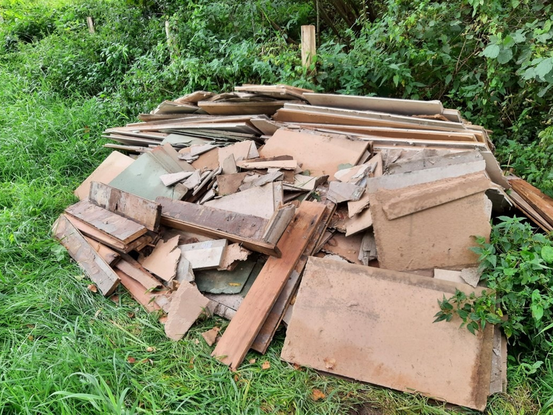 POL-SE: Pinneberg - Unzulässige Ablagerung von Dämm- und Trockenbauplatten - Zeugen gesucht - Foto: presseportal.de