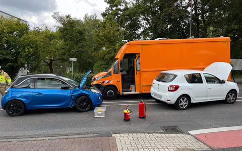 POL-RBK: Bergisch Gladbach - Verkehrsunfall mit drei beteiligten Fahrzeugen - Zwei Personen leicht verletzt - Foto: presseportal.de