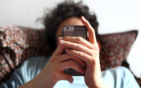 Laut einer Befragung unter Kindern und Jugendlichen haben viele schon Erfahrung mit Pornos und Sexting gemacht. (Symbolbild) - Foto: picture alliance / Karl-Josef Hildenbrand/dpa