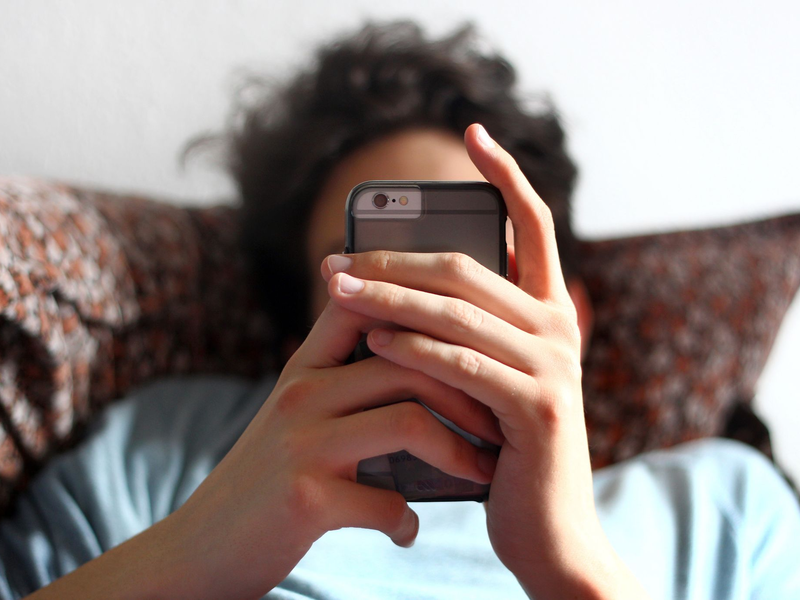 Laut einer Befragung unter Kindern und Jugendlichen haben viele schon Erfahrung mit Pornos und Sexting gemacht. (Symbolbild) - Foto: picture alliance / Karl-Josef Hildenbrand/dpa