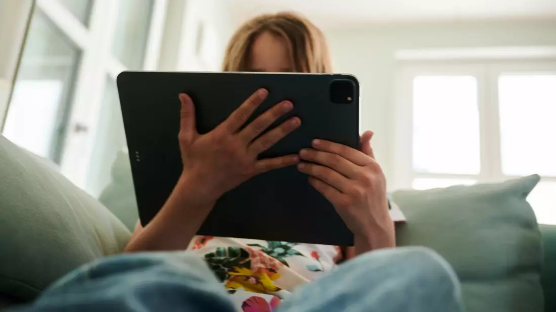 Nur 9 Prozent der jungen Befragten sagen, dass sie selbst eine Sexting-Nachricht verschickt haben. (Symbolbild) - Bild: Annette Riedl/dpa