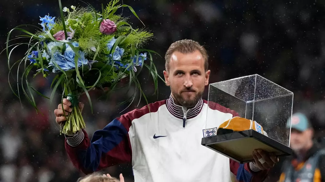 Harry Kane bekam vor seinem Jubiläumsspiel eine goldene Kappe überreicht.  - Bild: Frank Augstein/AP/dpa