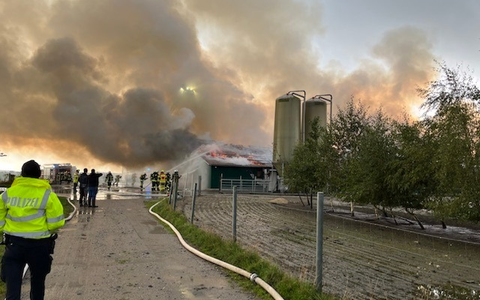 POL-CUX: Brand eines großen Stallgebäudes in Lüdingworth-Köstersweg - Keine verletzten Personen oder Tiere, jedoch enormer Sachschaden(Lichtbild in der Anlage) - Foto: presseportal.de