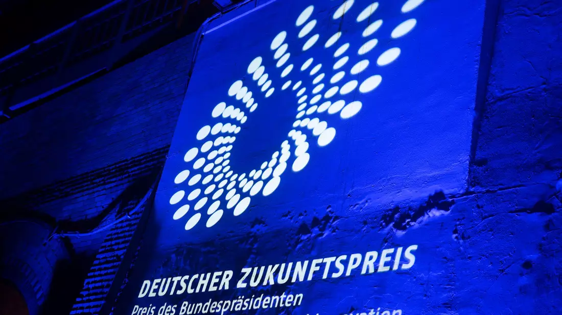Mit dem Deutschen Zukunftspreis zeichnet der Bundespräsident Einzelpersonen oder Gruppen für eine hervorragende technische, ingenieur- oder naturwissenschaftliche Innovation aus. (Archivbild) - Bild: Christophe Gateau/dpa