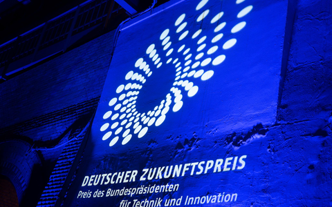 Mit dem Deutschen Zukunftspreis zeichnet der BundesprĂ€sident Einzelpersonen oder Gruppen fĂŒr eine hervorragende technische, ingenieur- oder naturwissenschaftliche Innovation aus. (Archivbild) - Foto: Christophe Gateau/dpa Mit dem Deutschen Zukunftspreis zeichnet der BundesprĂ€sident Einzelpersonen oder Gruppen fĂŒr eine hervorragende technische, ingenieur- oder naturwissenschaftliche Innovation aus. (Archivbild) - Foto: Christophe Gateau/dpa
