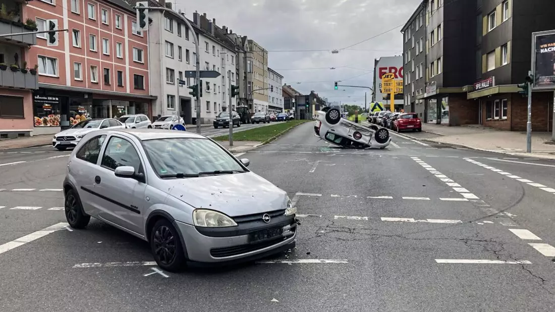 POL-BO: Zusammenstoß im Kreuzungsbereich: Auto landet auf dem Dach - Bild: presseportal.de