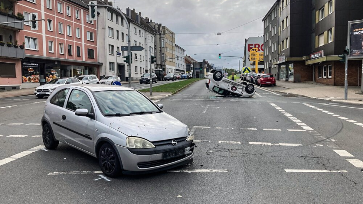 POL-BO: Zusammenstoß im Kreuzungsbereich: Auto landet auf dem Dach - Foto: presseportal.de