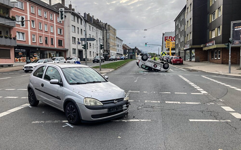 POL-BO: Zusammenstoß im Kreuzungsbereich: Auto landet auf dem Dach - Foto: presseportal.de