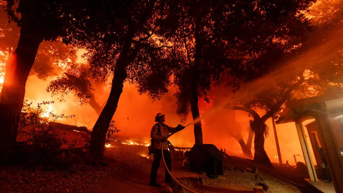 Die schlimmen Feuer in Kalifornien haben auch Auswirkungen auf geplante Hollywood-Veranstaltungen.  - Bild: Etienne Laurent/AP/dpa