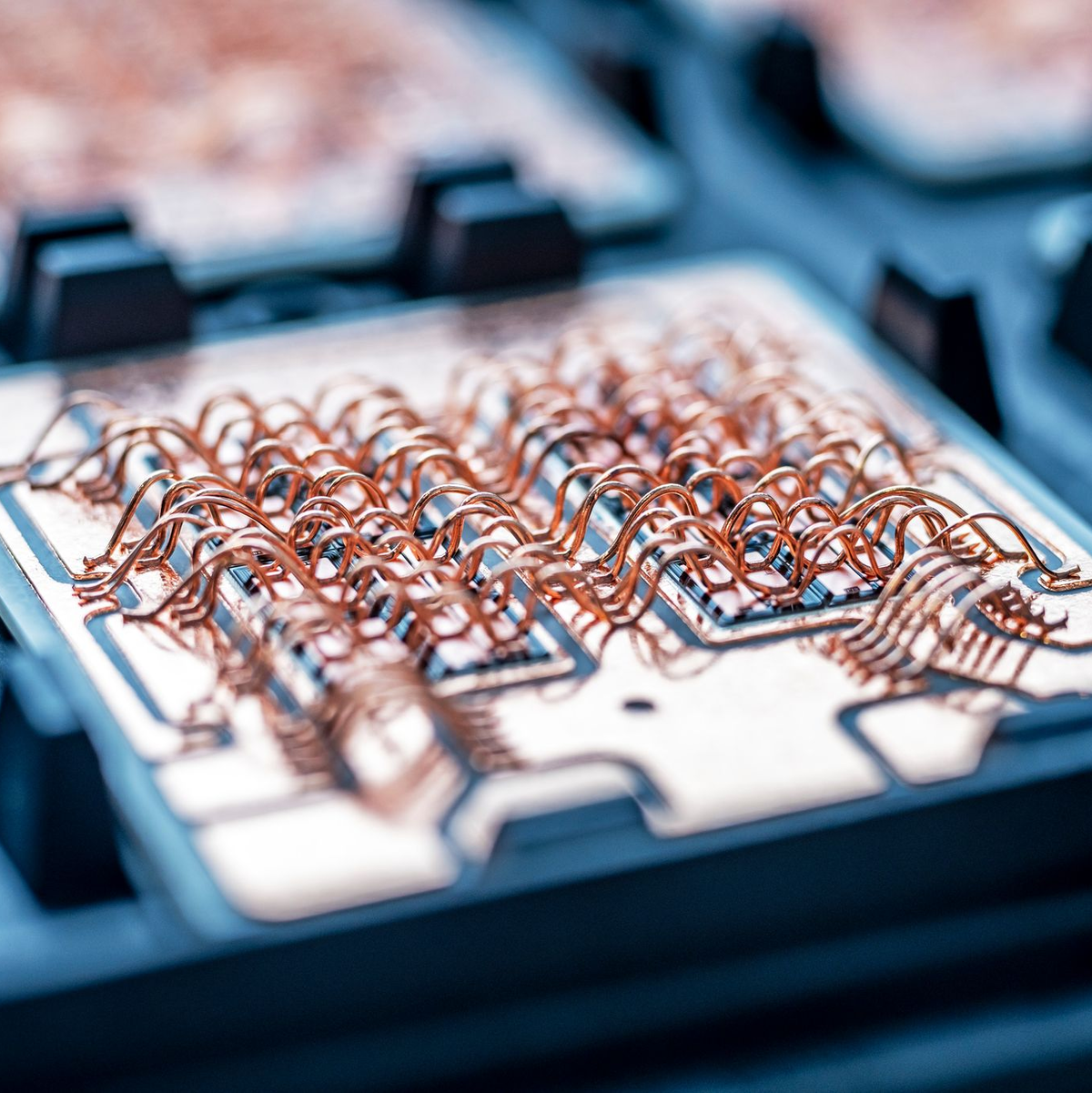 Ein Energiesparchip aus Siliziumkarbid mit neuartiger Kupferkontaktierung soll die Energiewende unterstützen. (Handoutfoto) - Foto: Ansgar Pudenz/Deutscher Zukunftspreis/dpa