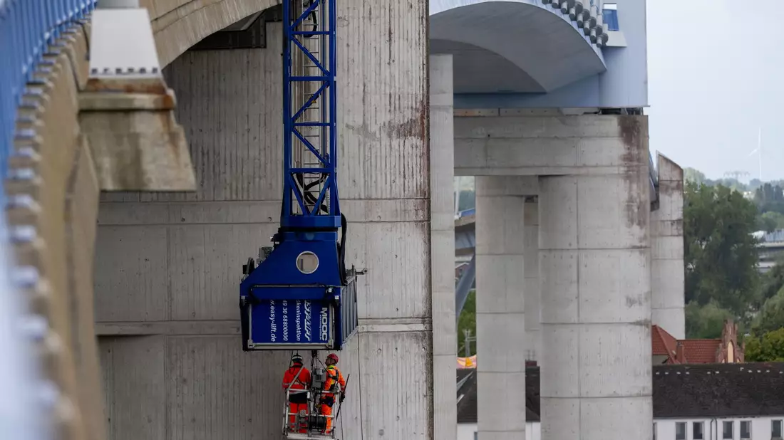 Jede Brücke in Deutschland durchläuft alle sechs Jahre eine Hautüberprüfung. (Archivfoto) - Bild: Stefan Sauer/dpa