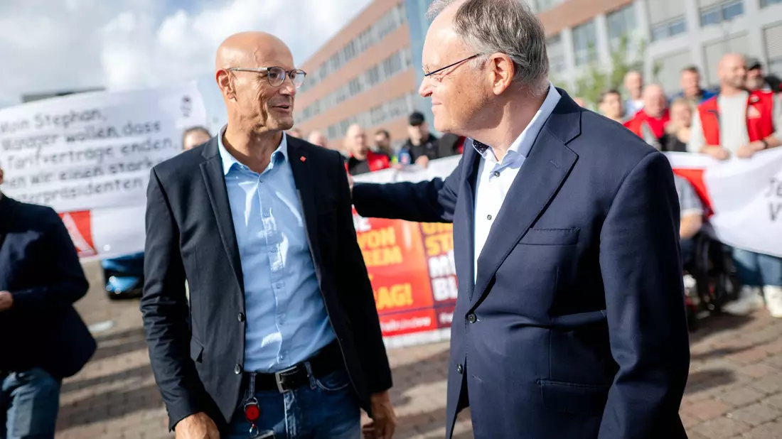 Der Betriebsrat im Emder VW-Werk setzt im Streit um die Sparpläne auf die Unterstützung des niedersächsischen Regierungschefs.  - Bild: Sina Schuldt/dpa