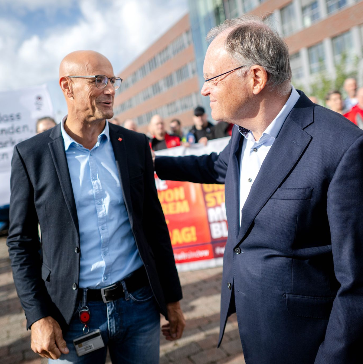 Der Betriebsrat im Emder VW-Werk setzt im Streit um die Sparpläne auf die Unterstützung des niedersächsischen Regierungschefs.  - Foto: Sina Schuldt/dpa