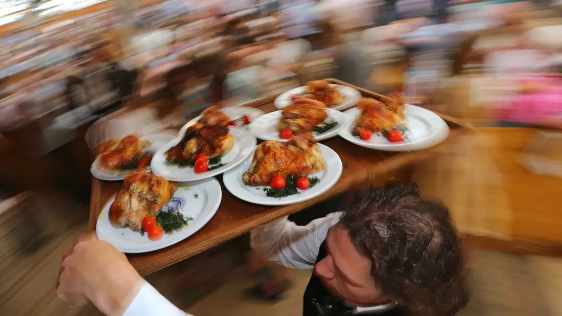 Wirte wollen die Chancen zu mehr Ökoprodukten - etwa Bio-Hendl -  auf dem Oktoberfest prüfen. (Archivfoto) - Bild: picture alliance / Karl-Josef Hildenbrand/dpa