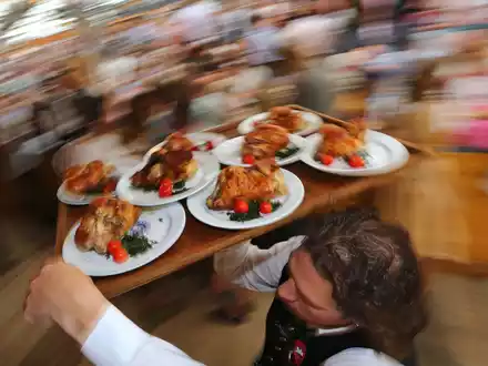Wirte wollen die Chancen zu mehr Ökoprodukten - etwa Bio-Hendl -  auf dem Oktoberfest prüfen. (Archivfoto) - Foto: picture alliance / Karl-Josef Hildenbrand/dpa